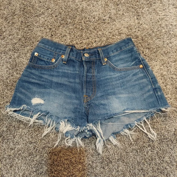 Levi's 501 Distressed Shorts - Picture 1 of 5